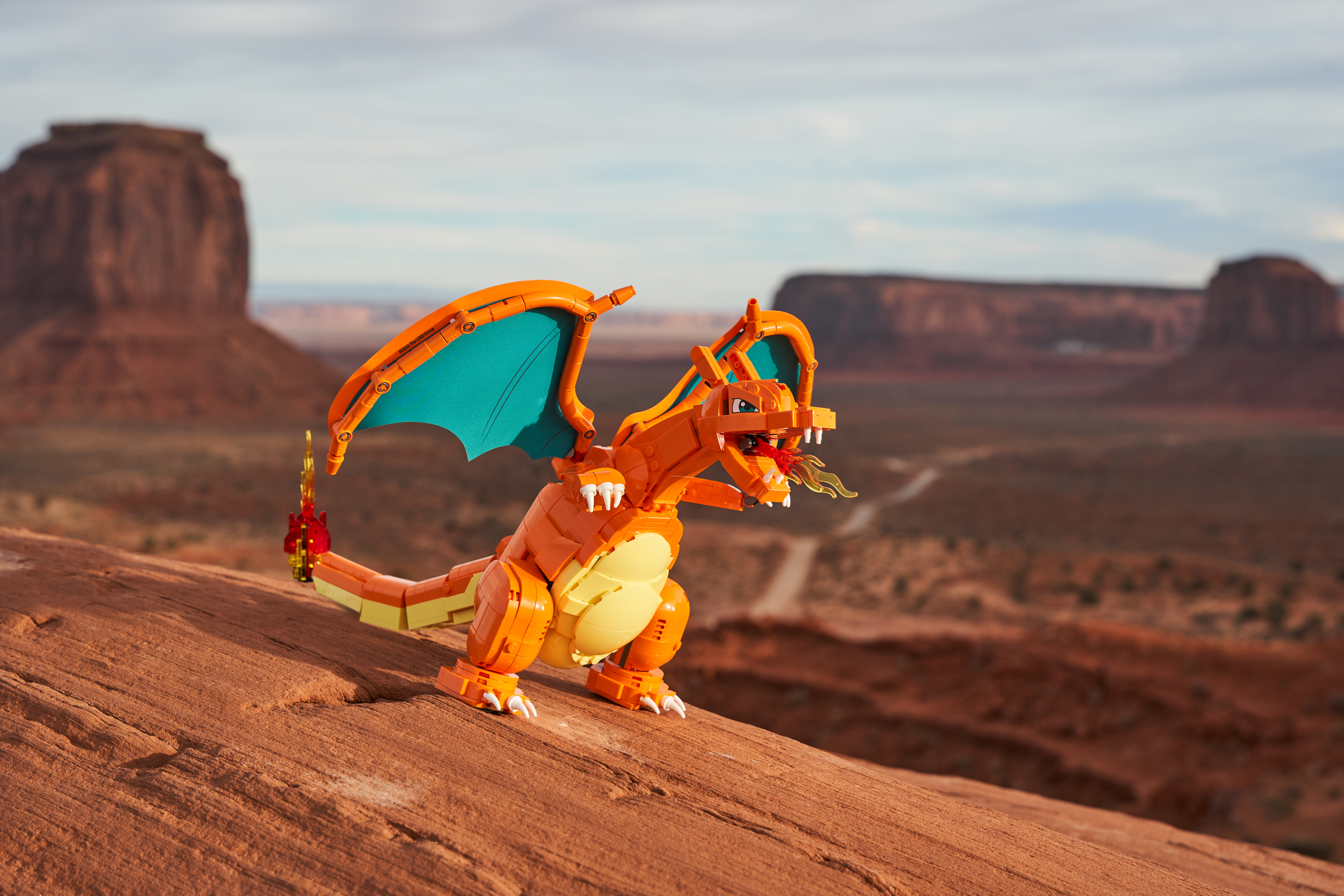 003_LEGO® Pokémon™ Charizard_USA