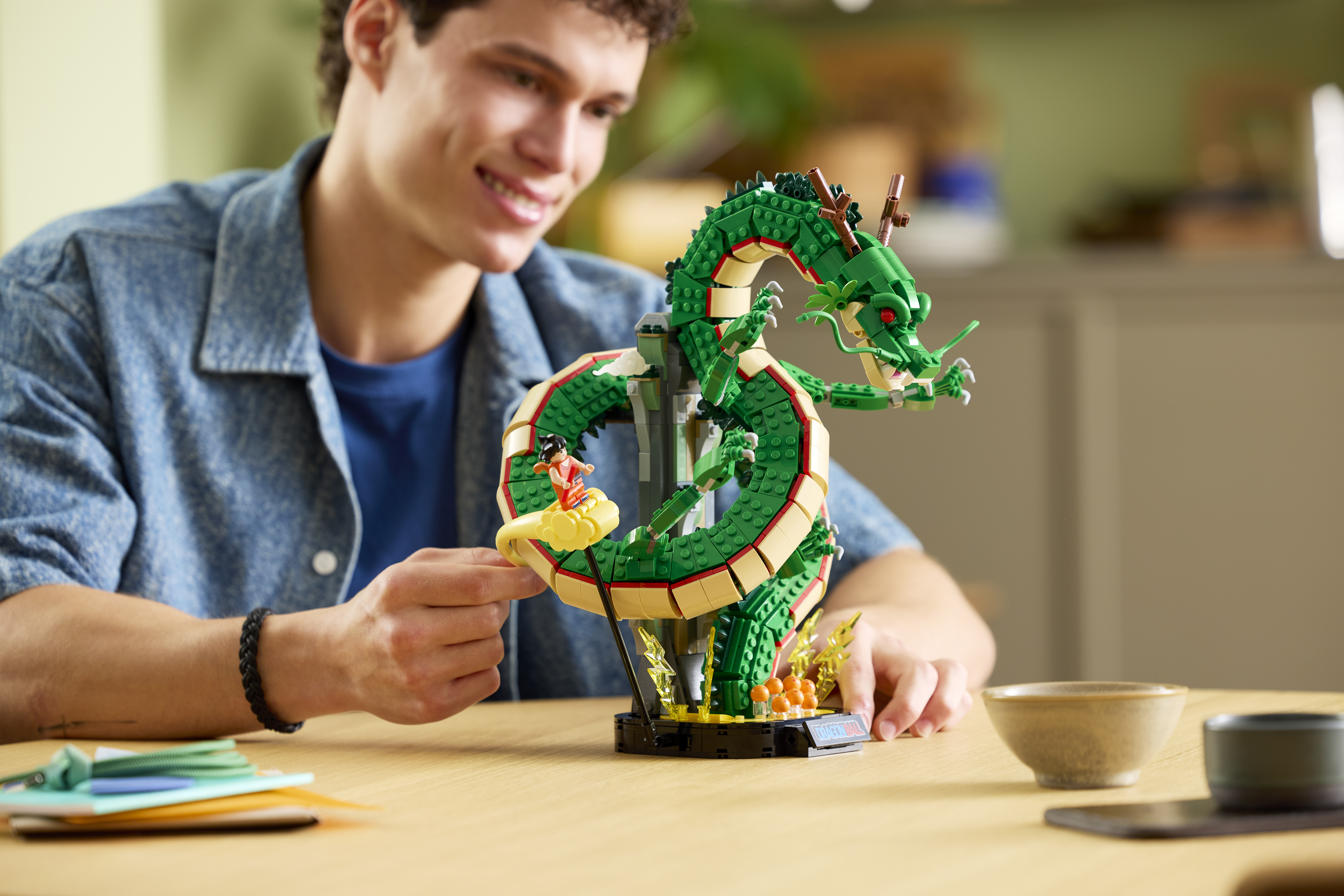 LEGO Icons Dragon Ball Shenron & Goku building set: Building the Display (1)