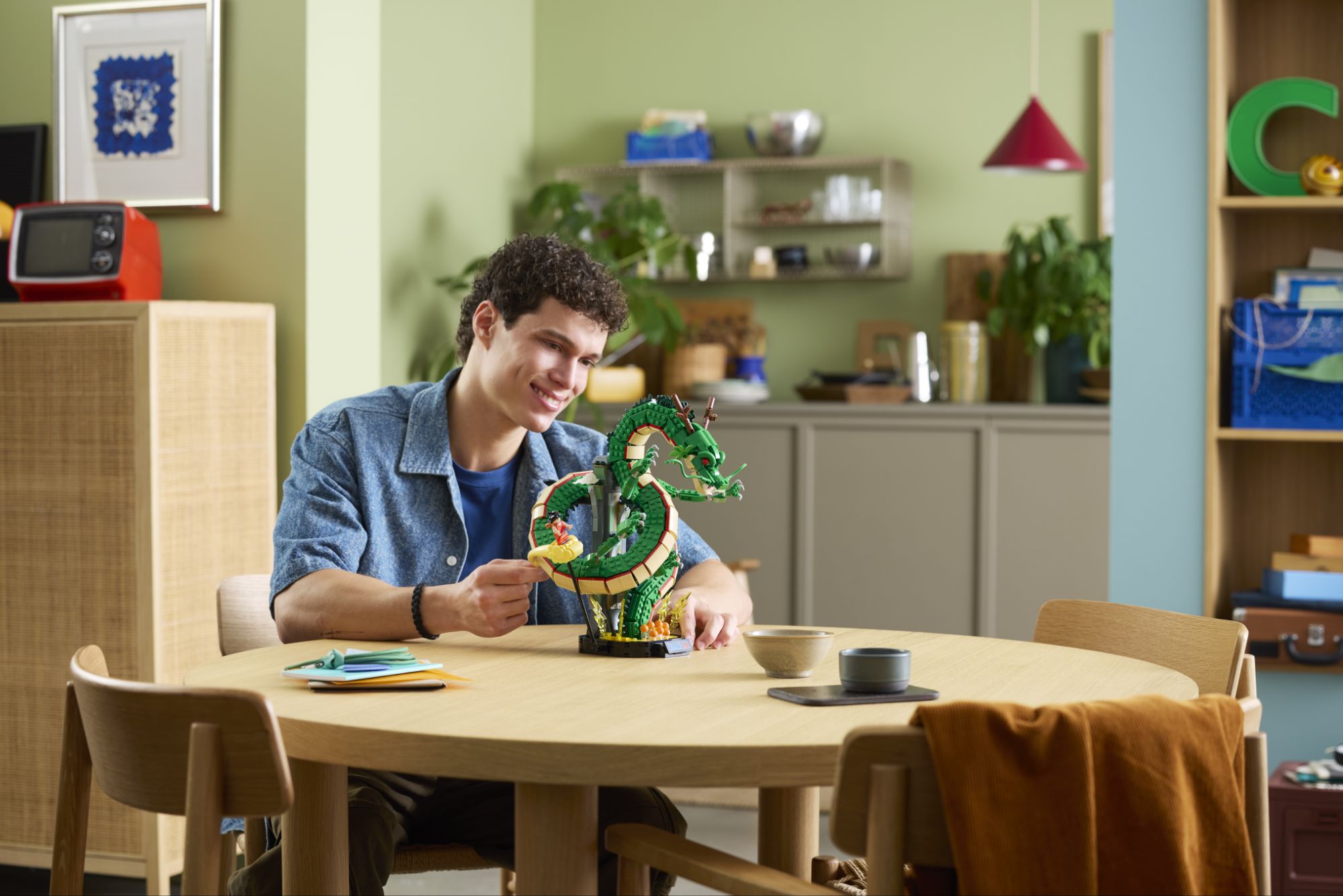 LEGO Icons Dragon Ball Shenron & Goku building set: Building the Display (2)