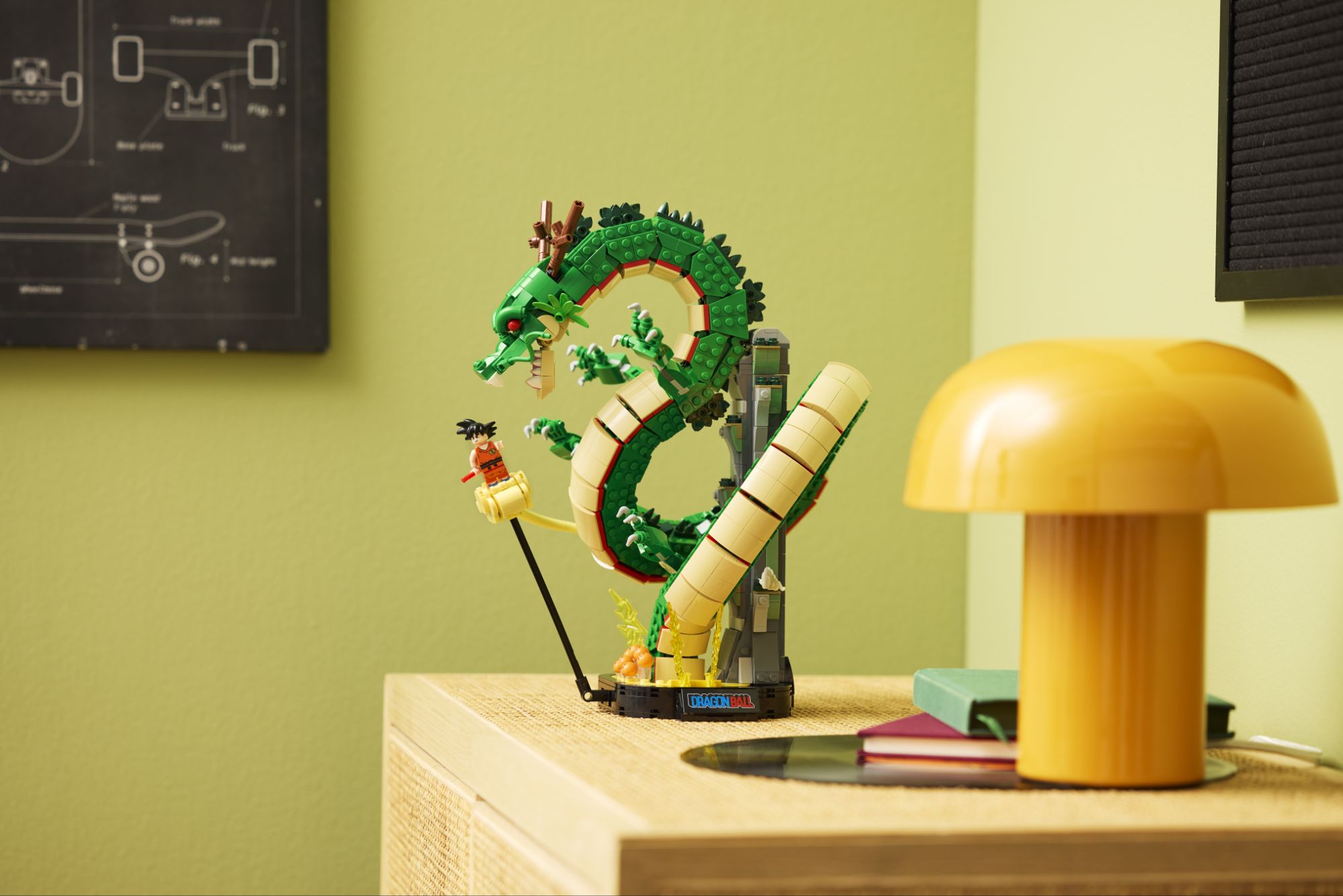 LEGO Icons Dragon Ball Shenron & Goku building set: Display (Side View)